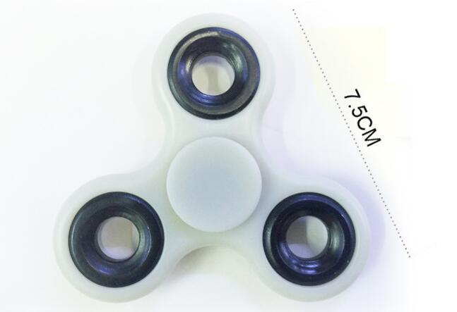 Jouet Fidget Tri-Spinner qui brille dans le noir