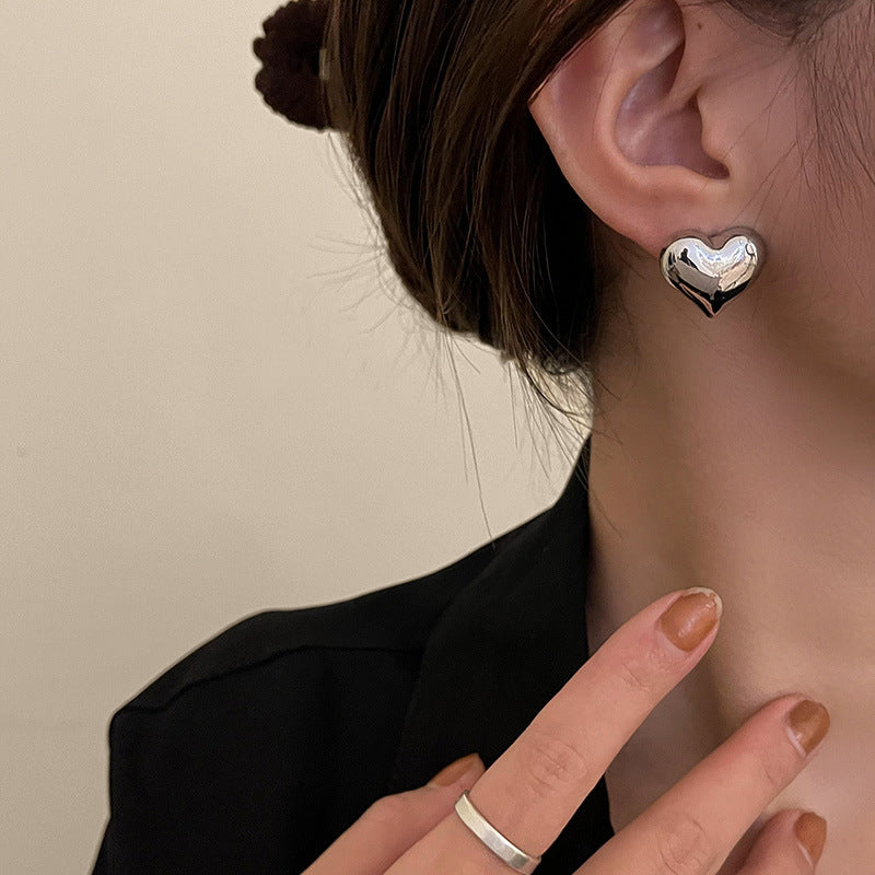 Boucles d'oreilles en forme de cœur tridimensionnelles en métal simple, conception d'intérêt particulier