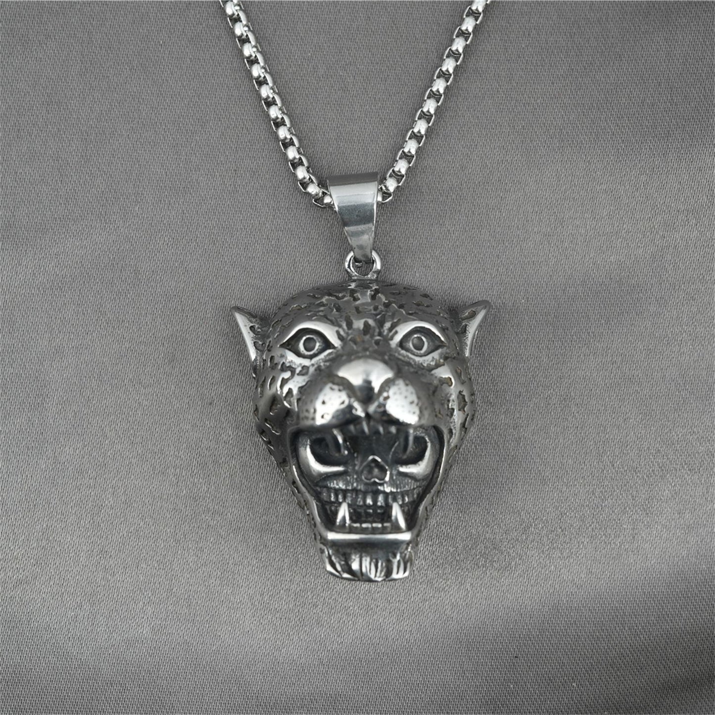 Collar con colgante de león y calavera de tigre simple