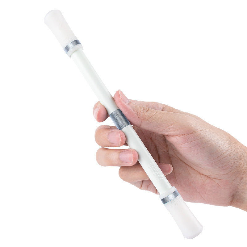 Les étudiants et les débutants tournent le stylo