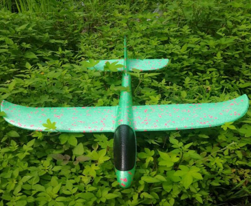 Lanzamiento manual de avión de espuma voladora