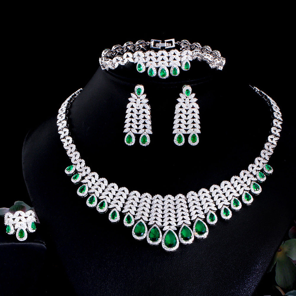 Ensemble de bagues, colliers, boucles d'oreilles, bracelets