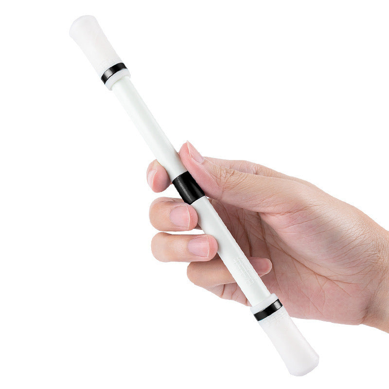 Les étudiants et les débutants tournent le stylo