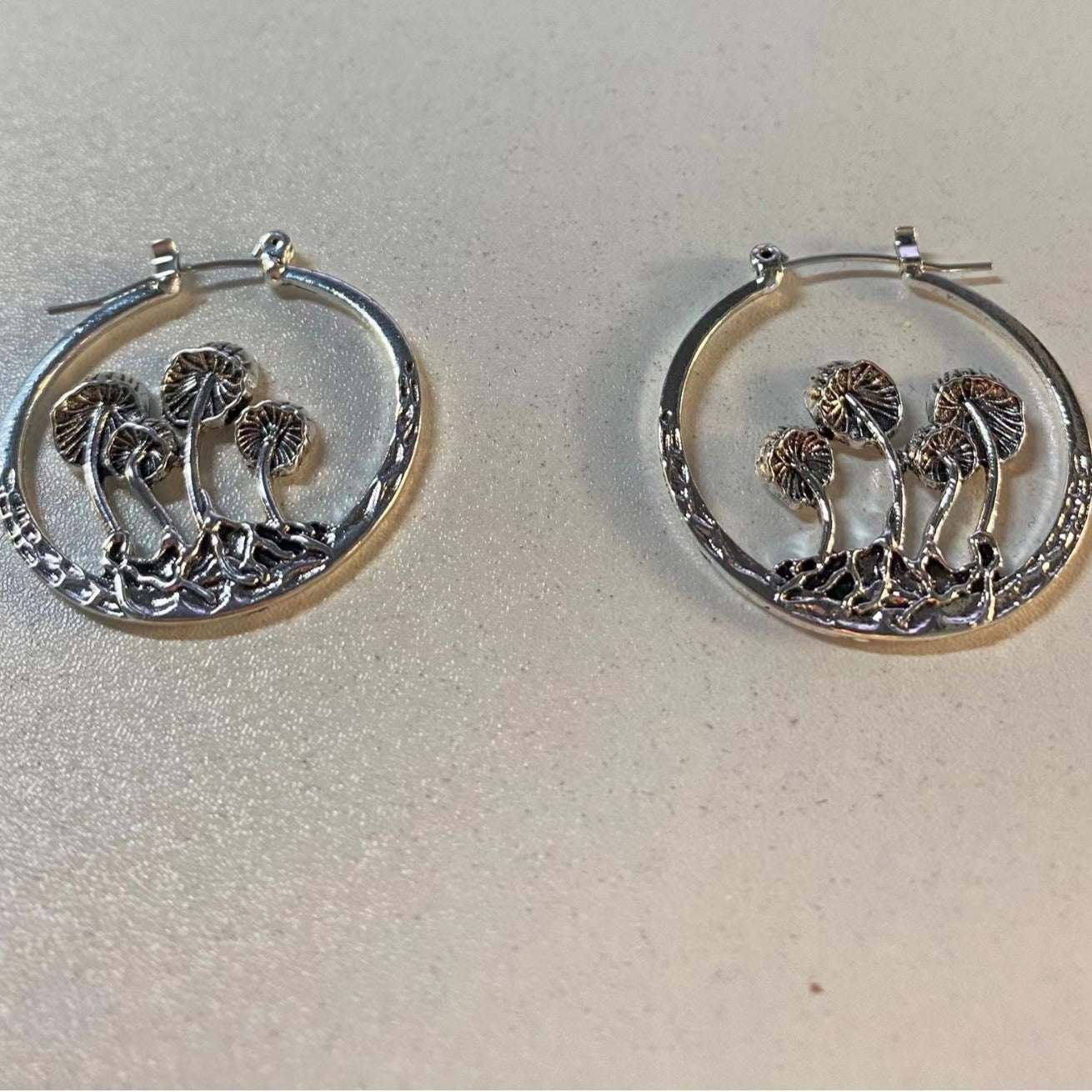 Adorno de clip de oreja hueco en forma de seta