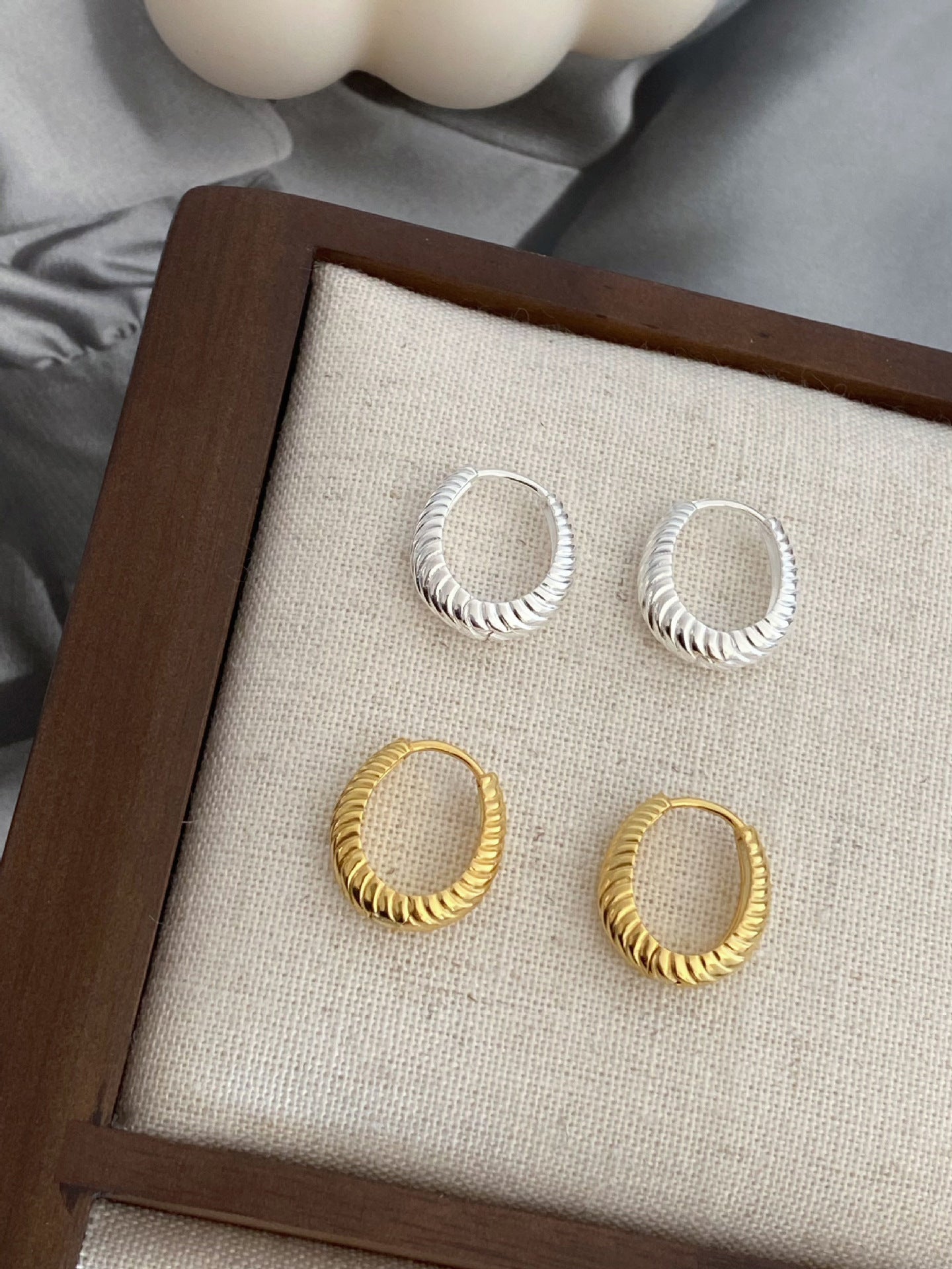 Boucles d'oreilles torsadées ondulées à ellipse géométrique simple pour femmes