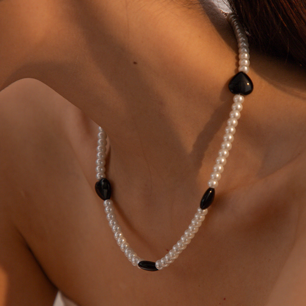 Collar de perlas de cristal en forma de corazón de mujer de color negro