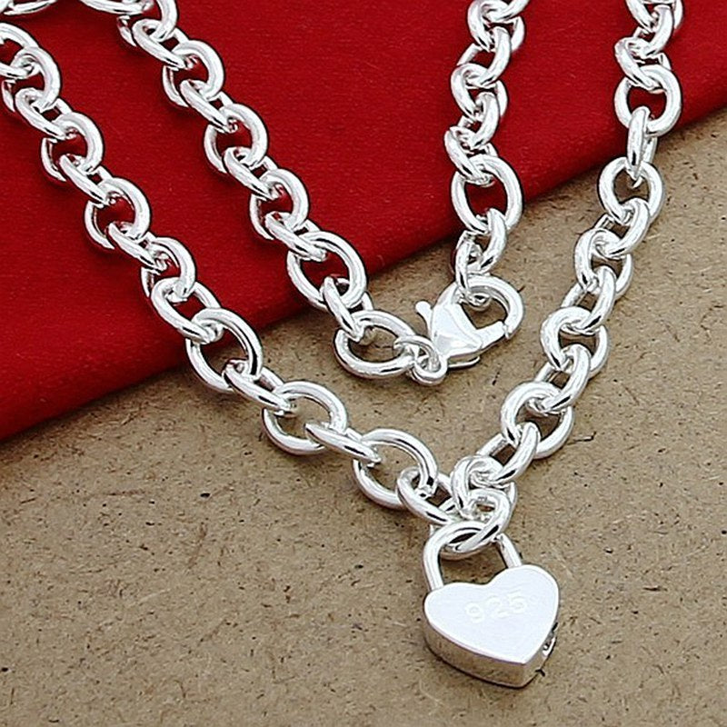 Collier plaqué argent avec fermoir en forme de crevette et serrure en forme de cœur