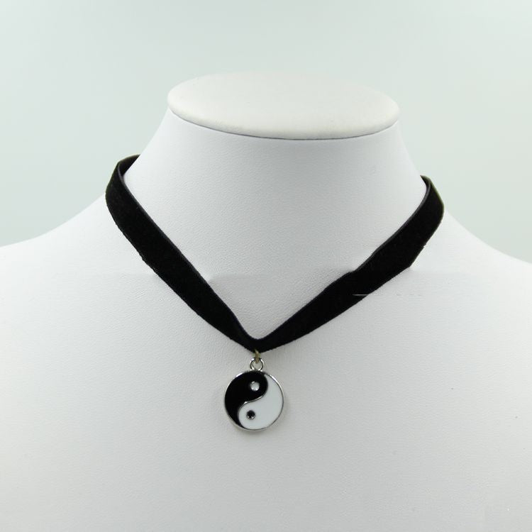 Traje combinado de collar de encaje de corazón de melocotón creativo con adorno gótico