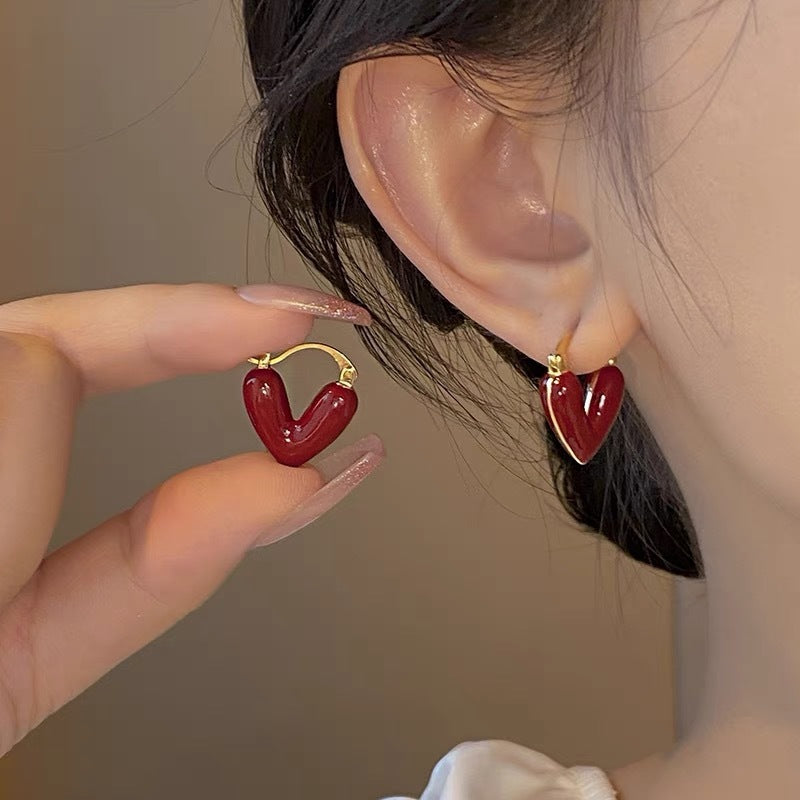 Boucles d'oreilles femme avec coeurs en émail dégoulinant de blanc