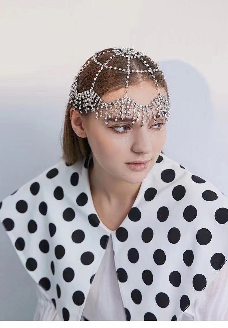 Glands en strass artificiels avec un couvre-chef cool et tendance