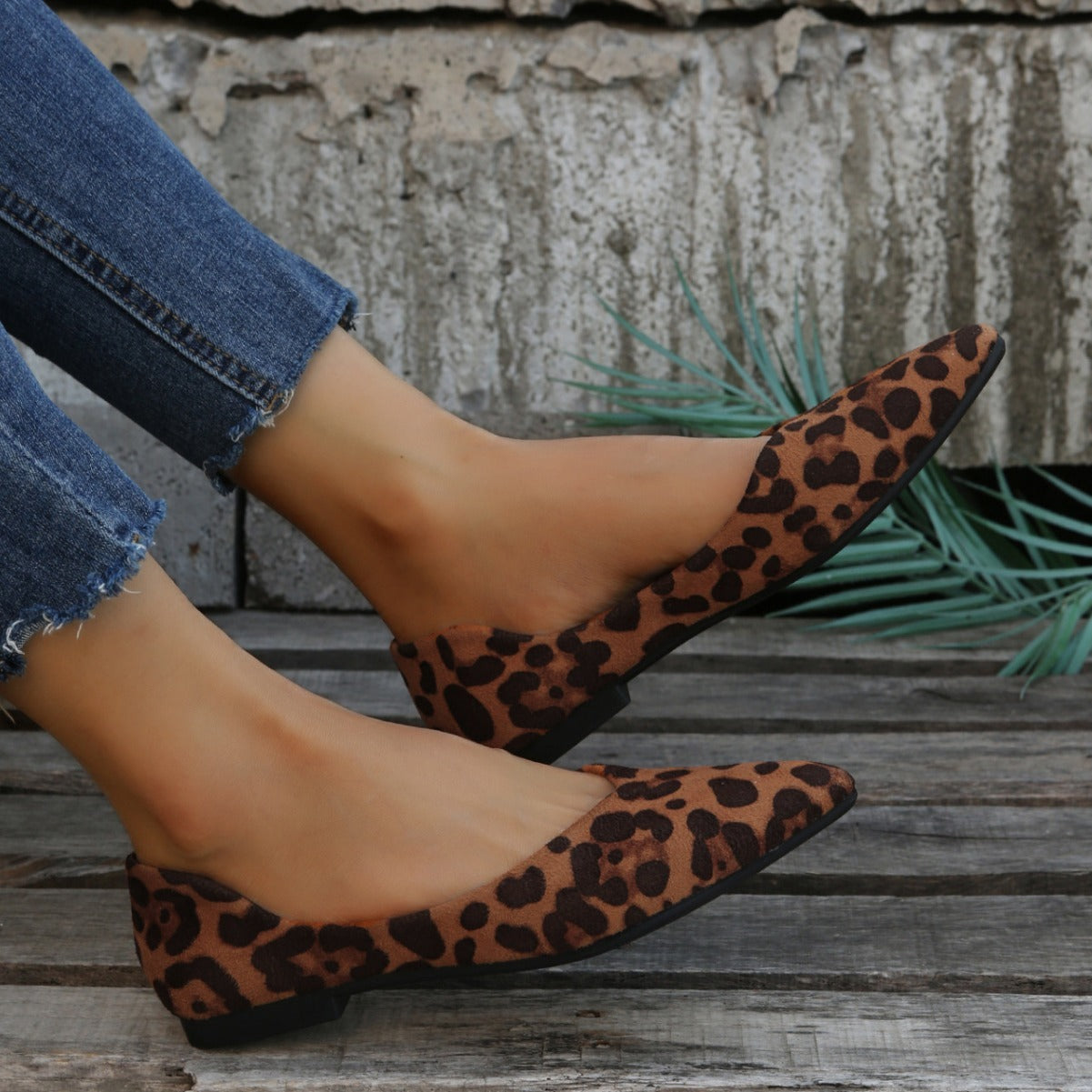 Zapatos de mujer de talla grande con perlas y estampado de leopardo planos de ante de corte bajo