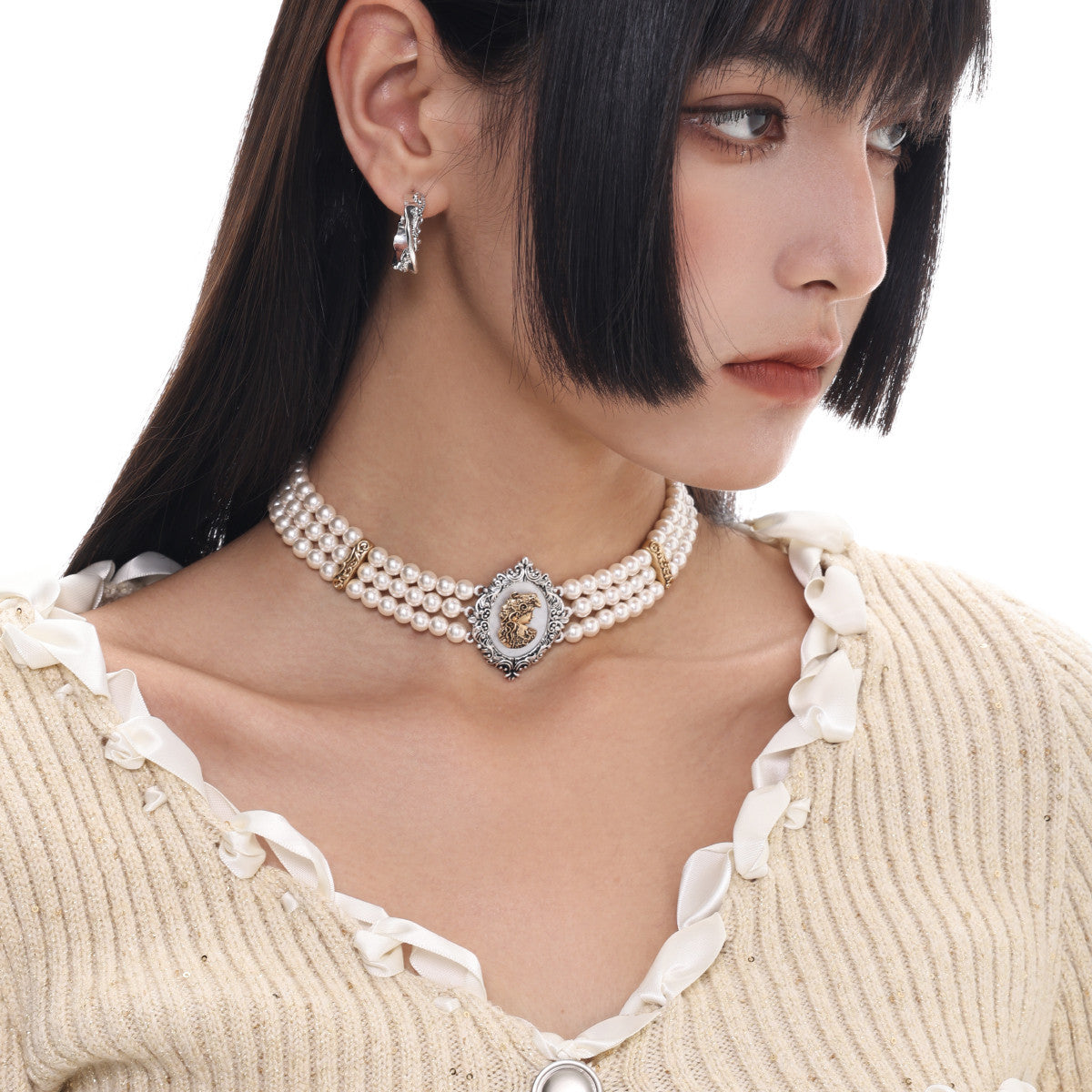 Collar de perlas en relieve tridimensional barroco Cameo