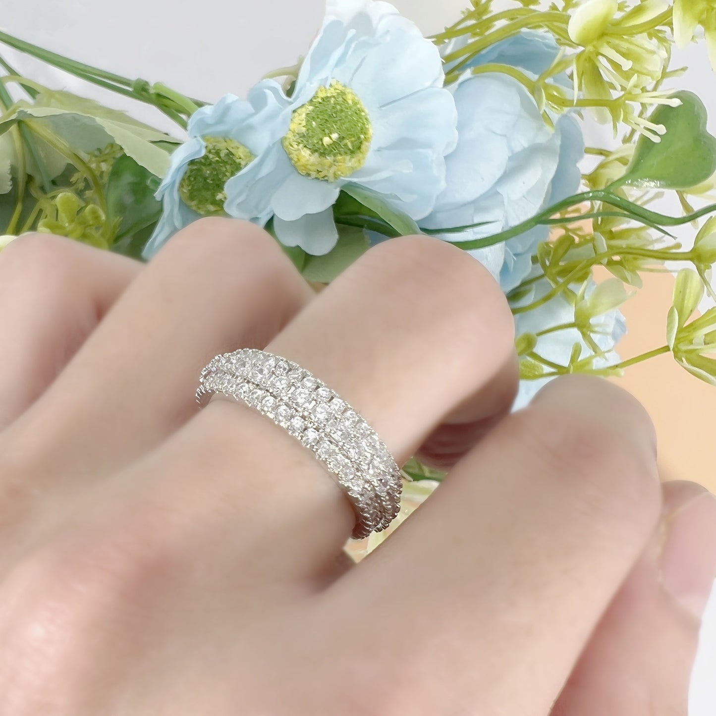 Bague en zircon incrustée de micro-perceurs à trois rangées de diamants haut de gamme