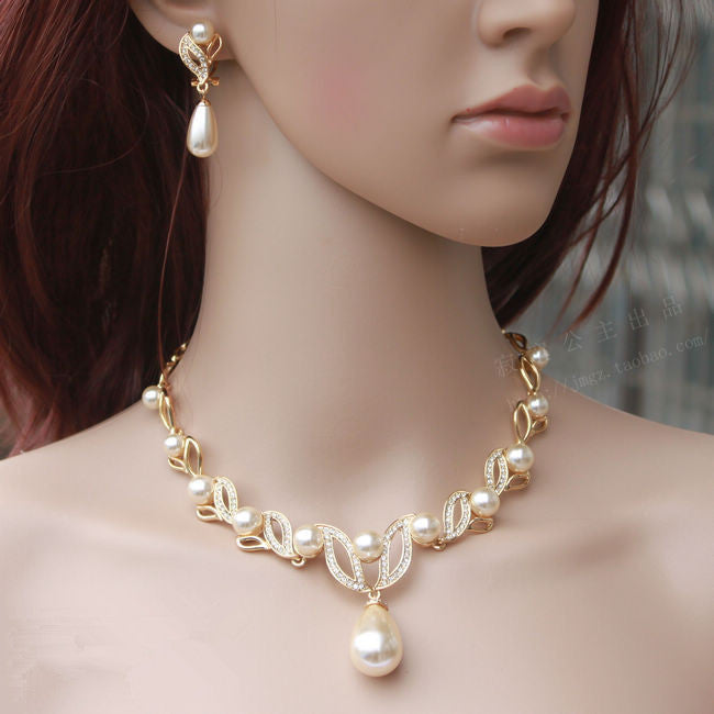 Suite collier et boucles d'oreilles en perles de cristal et strass