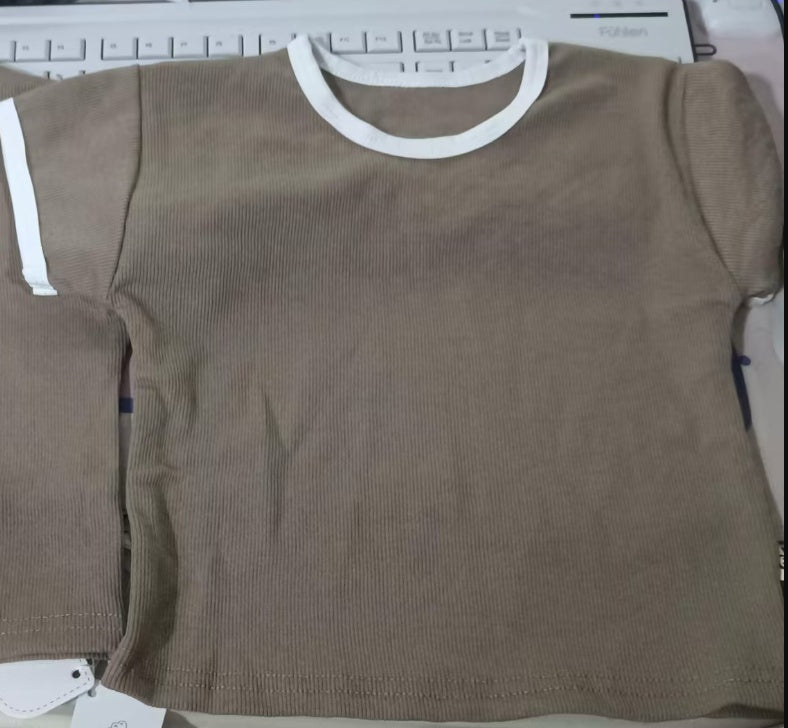 Vêtements pour nourrissons et jeunes enfants fabriqués à partir d'un vieux costume de sport décontracté à manches courtes