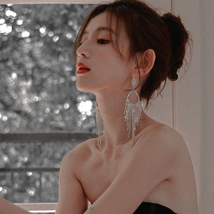 Mode féminine et boucles d'oreilles à pampilles goutte d'eau entièrement bijoux