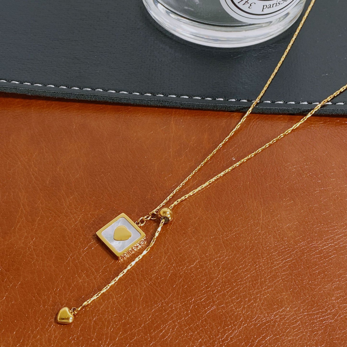 Cadena de clavícula con borla y diseño de collar de acero de titanio y amor de concha blanca de lujo ligero