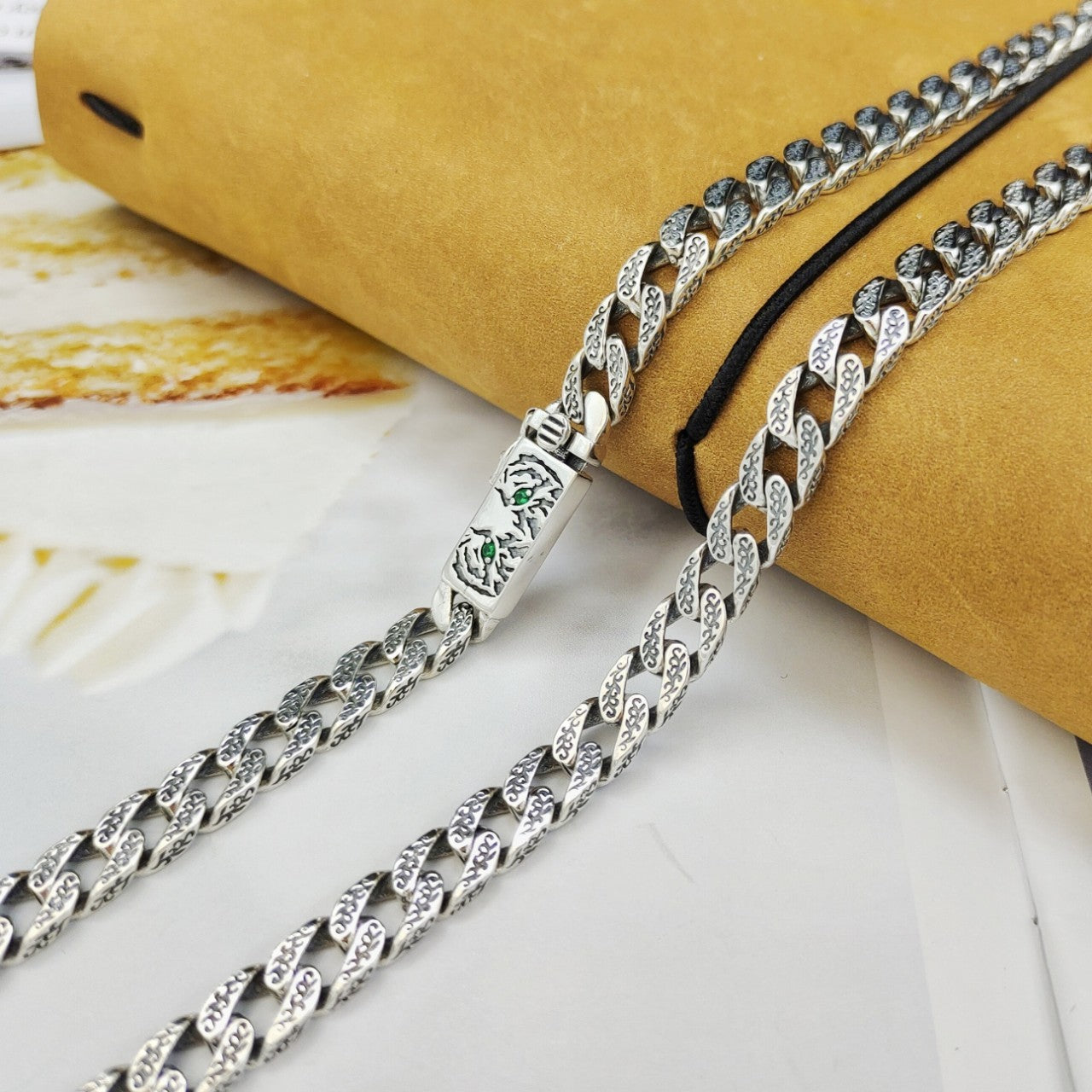 Collar sencillo con todo fósforo para hombre del año del tigre en plata de ley
