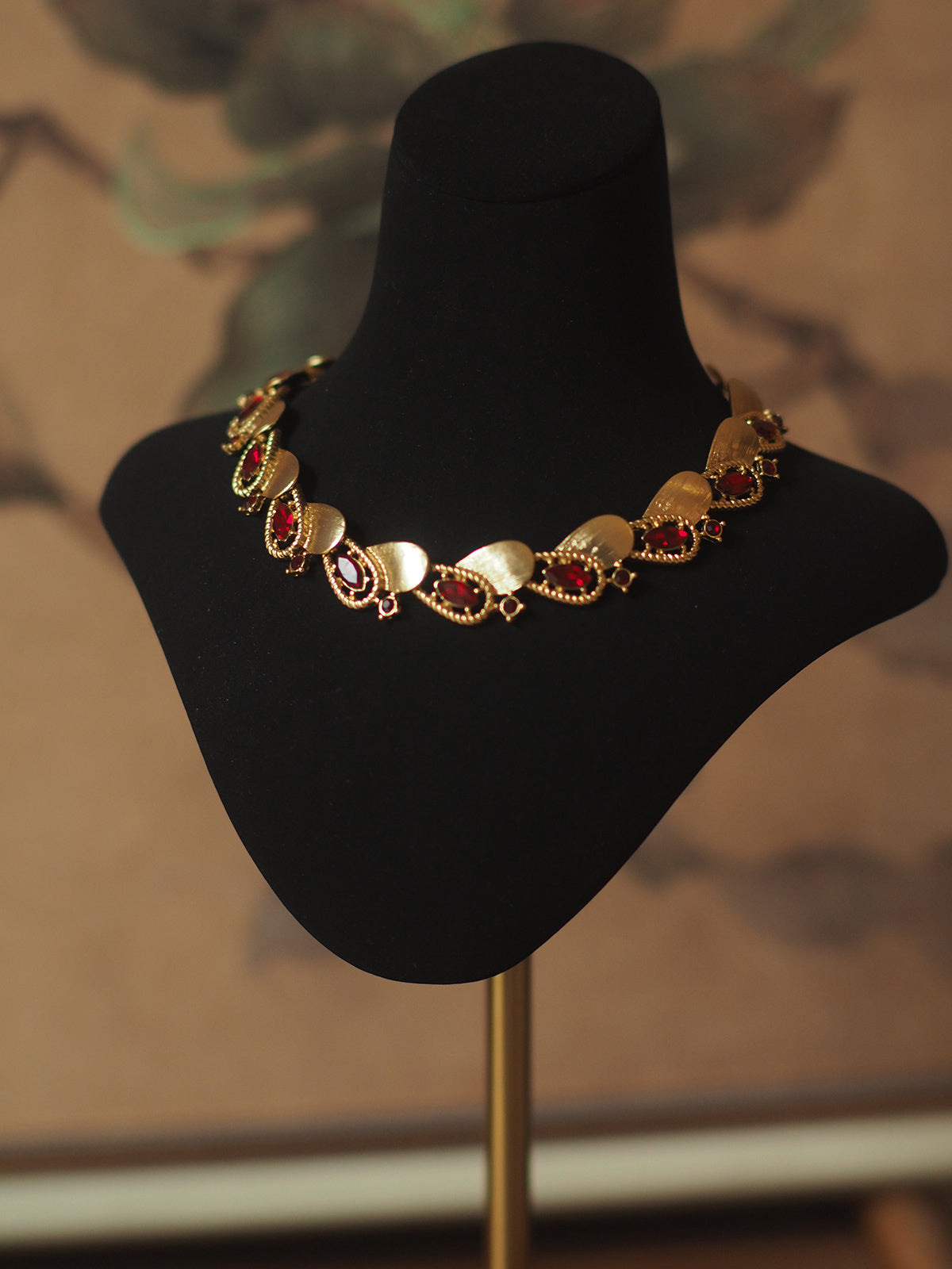 Collar de rubí cepillado con cinta de cumpleaños vintage