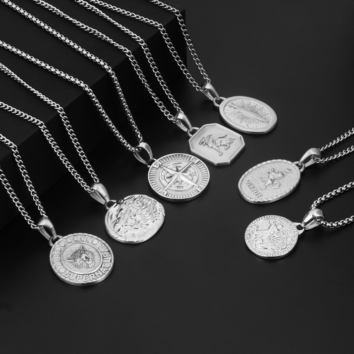 Collar con colgante chapado en oro de 18 quilates con moneda de acero inoxidable y brújula para hombre