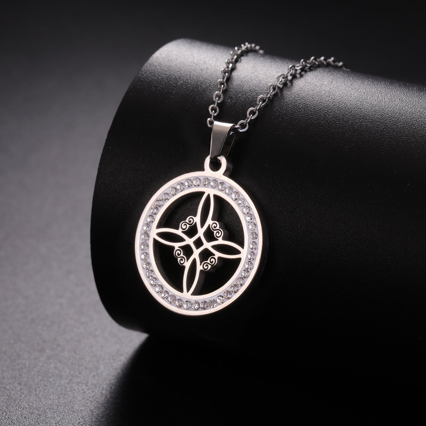 Collier pendentif nœud de sorcière monocouche en acier inoxydable