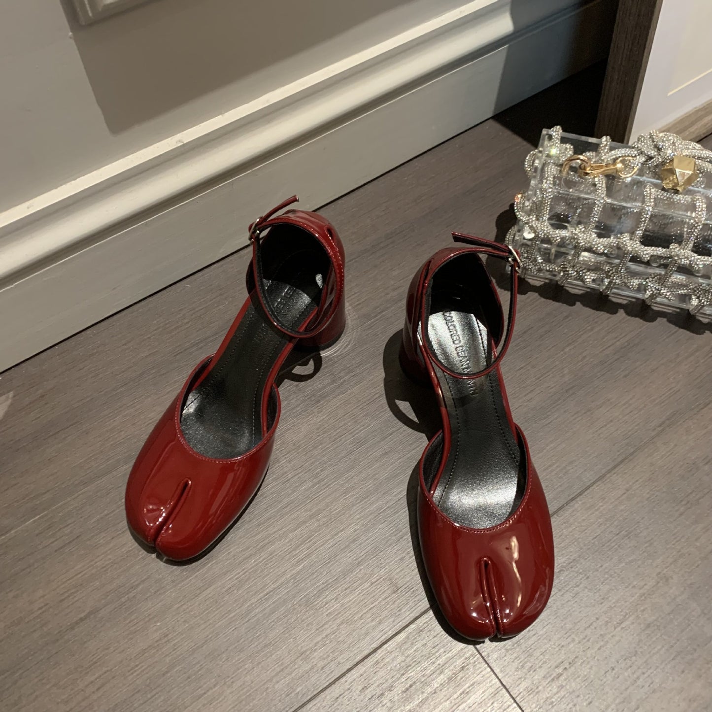 Chaussures à talons épais en cuir verni pour femmes