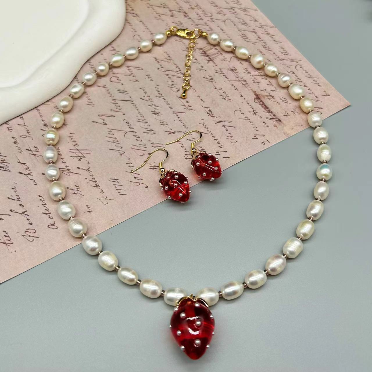 Collier et boucles d'oreilles en perles d'eau douce avancées occidentales, luxe, Fruit fraise, tempérament doux, Suite