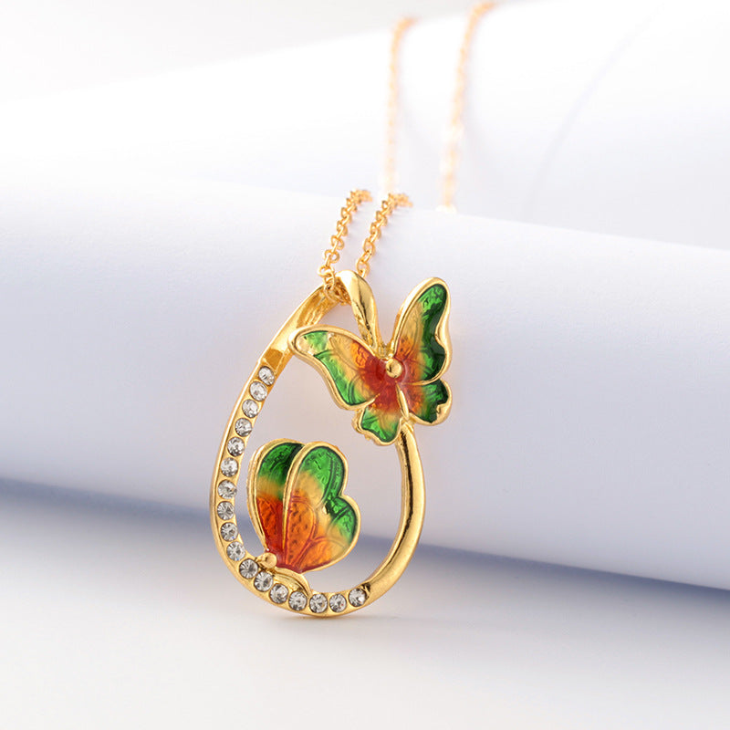 Collier pendentif en diamant à l'huile de peinture de papillon coloré