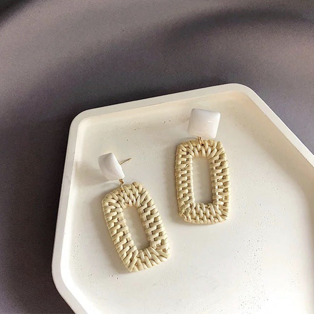 Boucles d'oreilles rondes en rotin à géométrie exagérée vintage de Corée du Sud