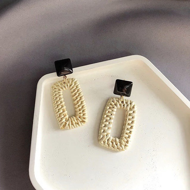 Boucles d'oreilles rondes en rotin à géométrie exagérée vintage de Corée du Sud