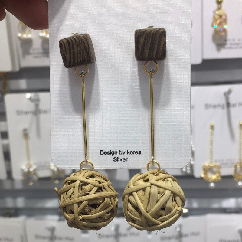 Boucles d'oreilles rondes en rotin à géométrie exagérée vintage de Corée du Sud