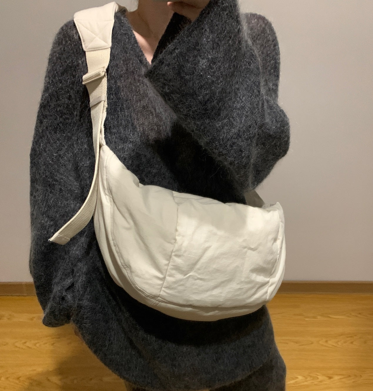 Sac à main à bandoulière en coton et lin en forme de croissant, Design d'intérêt particulier, rempli de riz, nuages ​​blancs