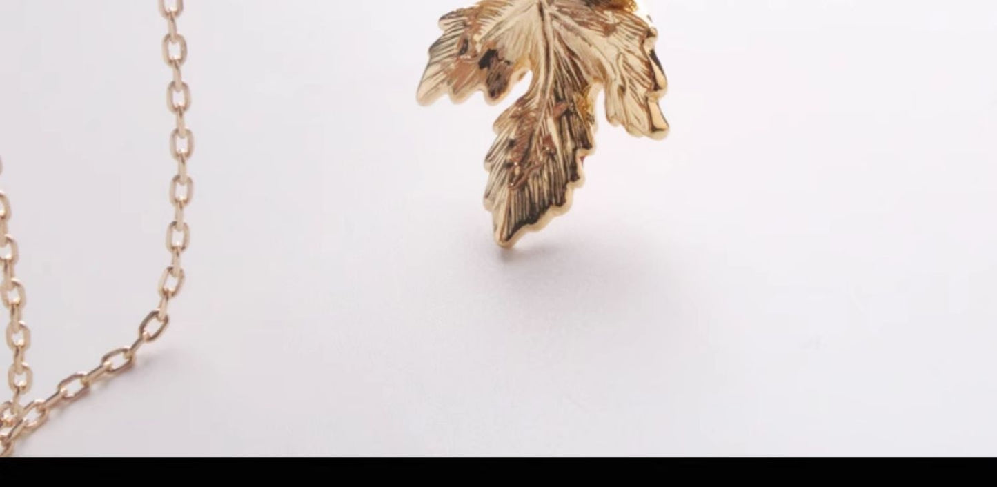 Collar largo esmaltado por goteo con esmalte de hoja de arce para mujer