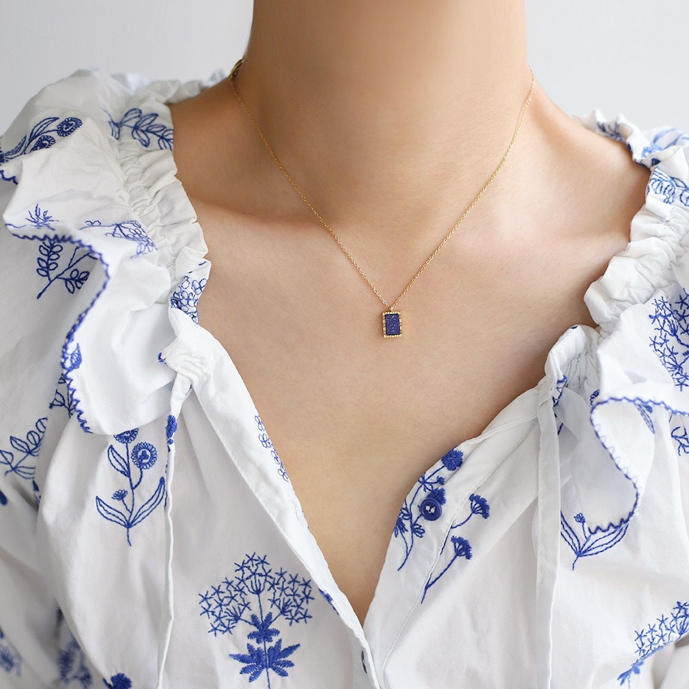 Collar de cadena de clavícula geométrica con rociadores de oro cuadrado de lapislázuli natural