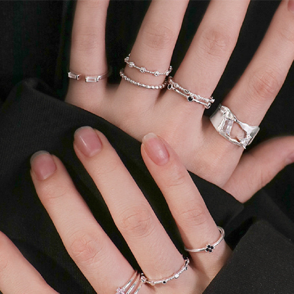 Anillo femenino de plata de ley con circonita triangular de superficie irregular