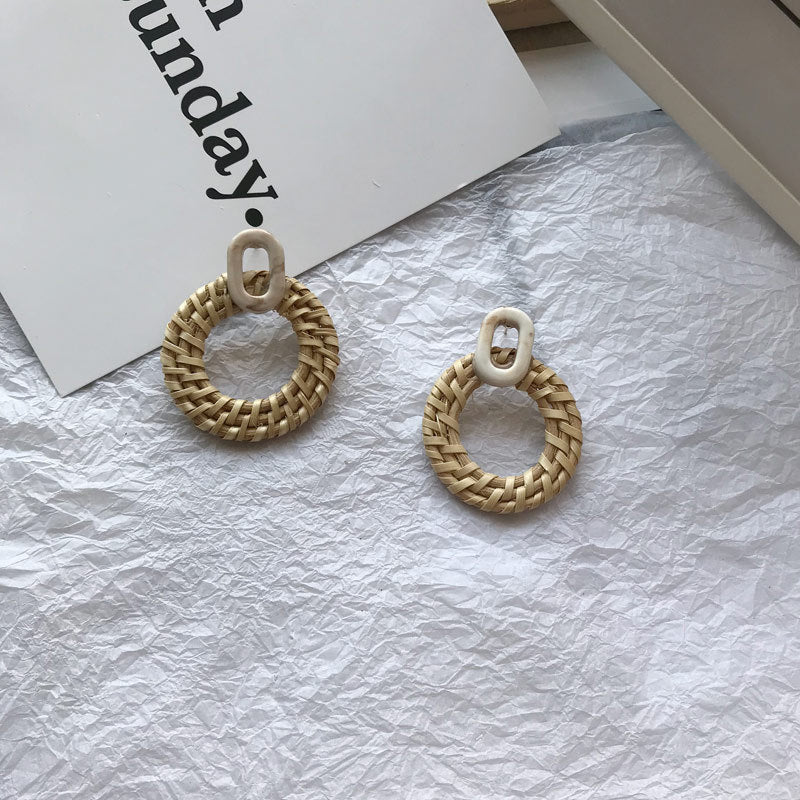 Boucles d'oreilles rondes en rotin à géométrie exagérée vintage de Corée du Sud