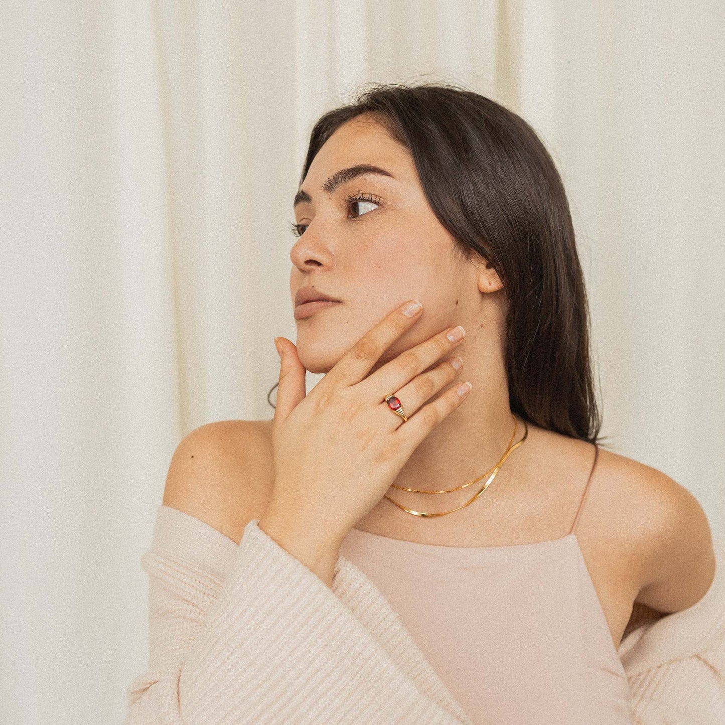 Anillo incrustado de diamante rojo de lujo ligero