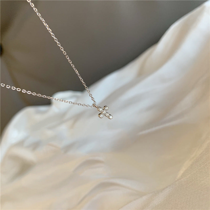 Exquisito collar invisible de diamantes con cruz súper mini