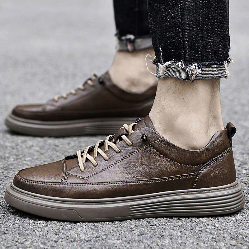 Chaussures blanches, baskets basses pour étudiants