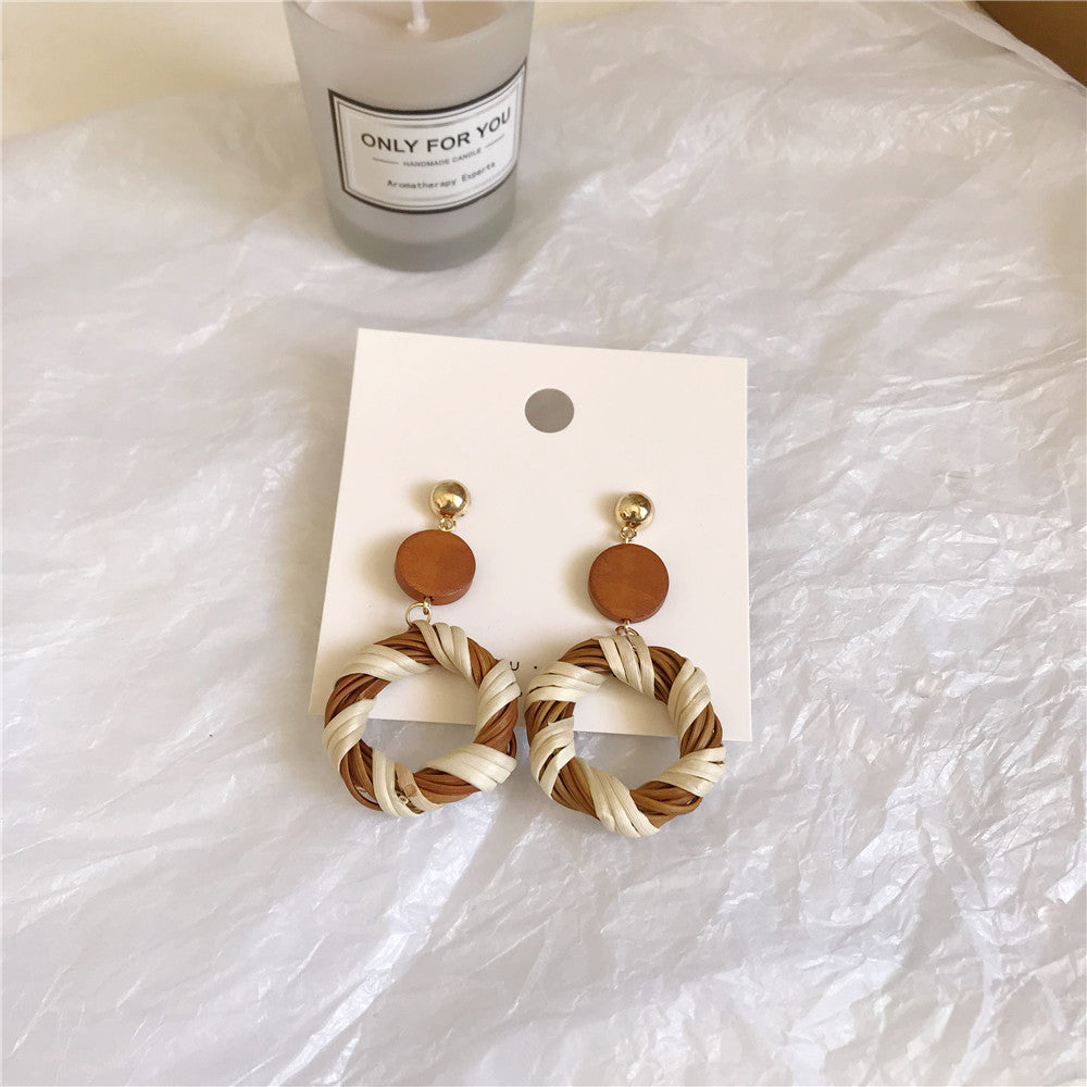 Boucles d'oreilles rondes en rotin à géométrie exagérée vintage de Corée du Sud