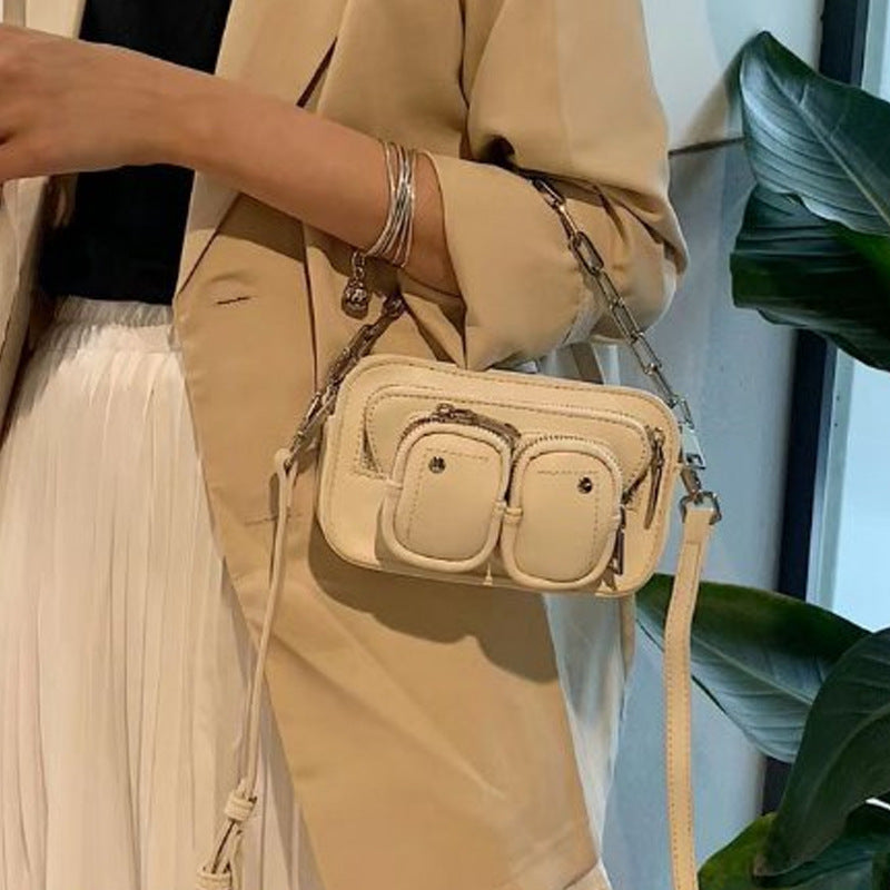 Petit sac carré à bandoulière en chaîne sous les bras