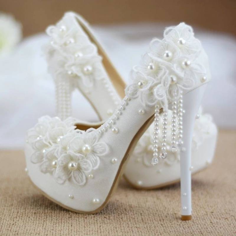 Chaussures de demoiselle d'honneur en dentelle blanche à talons hauts et pompons