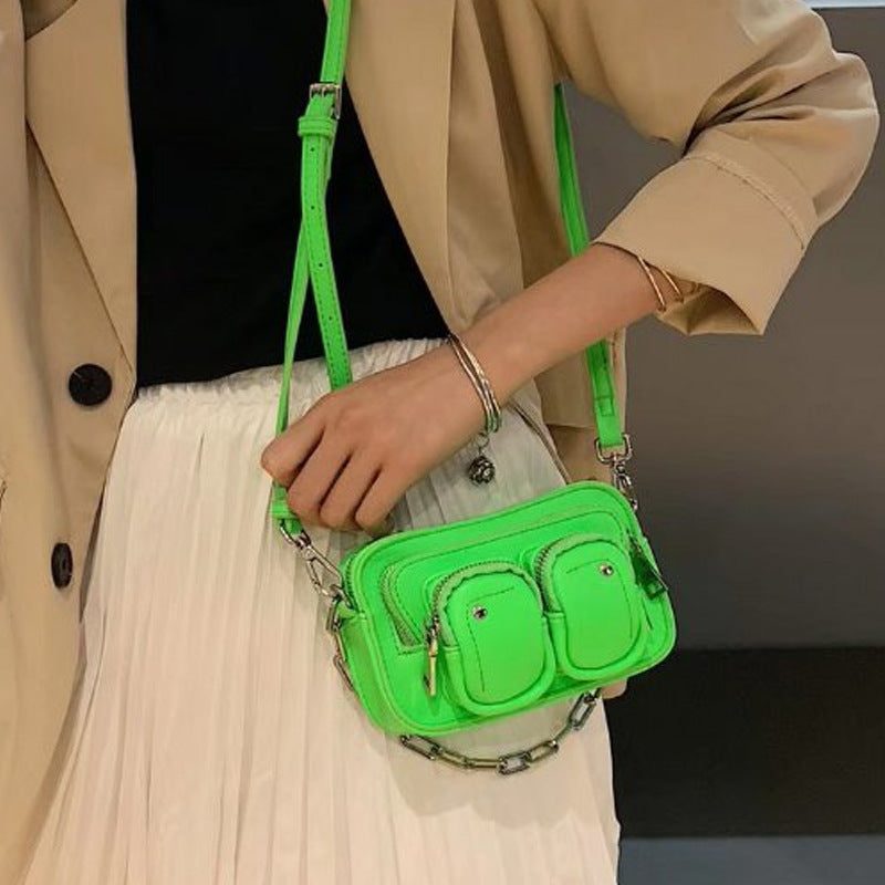 Petit sac carré à bandoulière en chaîne sous les bras