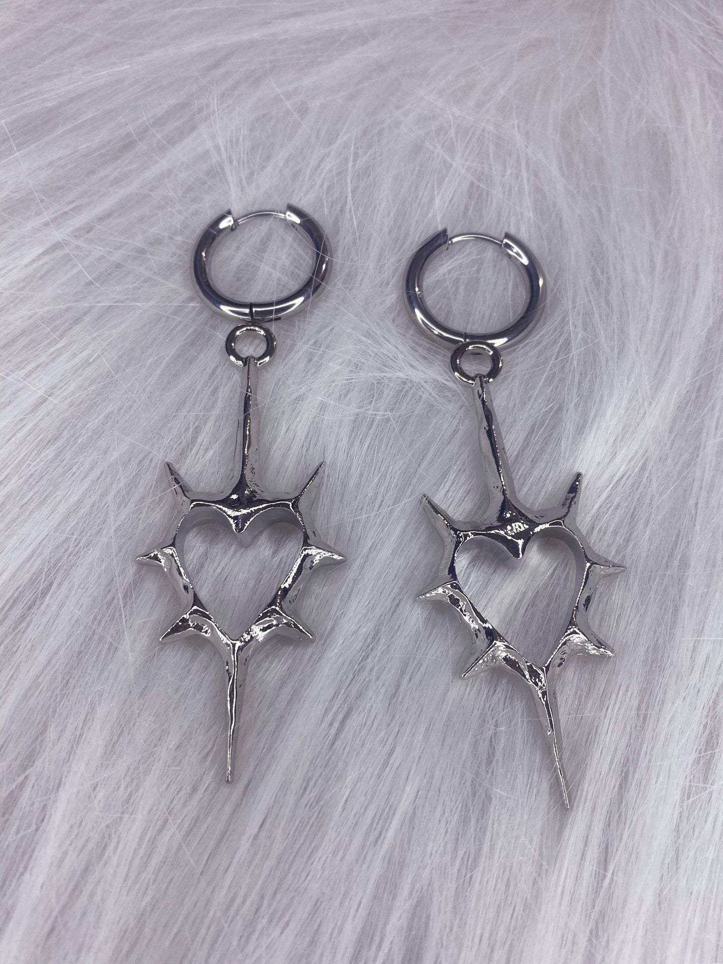 New Special-interest Design Hollow Thorns Peach Heart Earrings