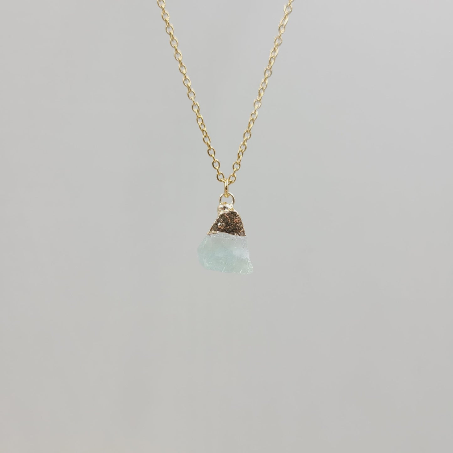 Collier avec pendentif en pierre de cristal naturel irrégulier, chaîne en acier inoxydable en métal