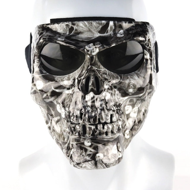Pilote de moto avec masque de crâne équipé de lunettes