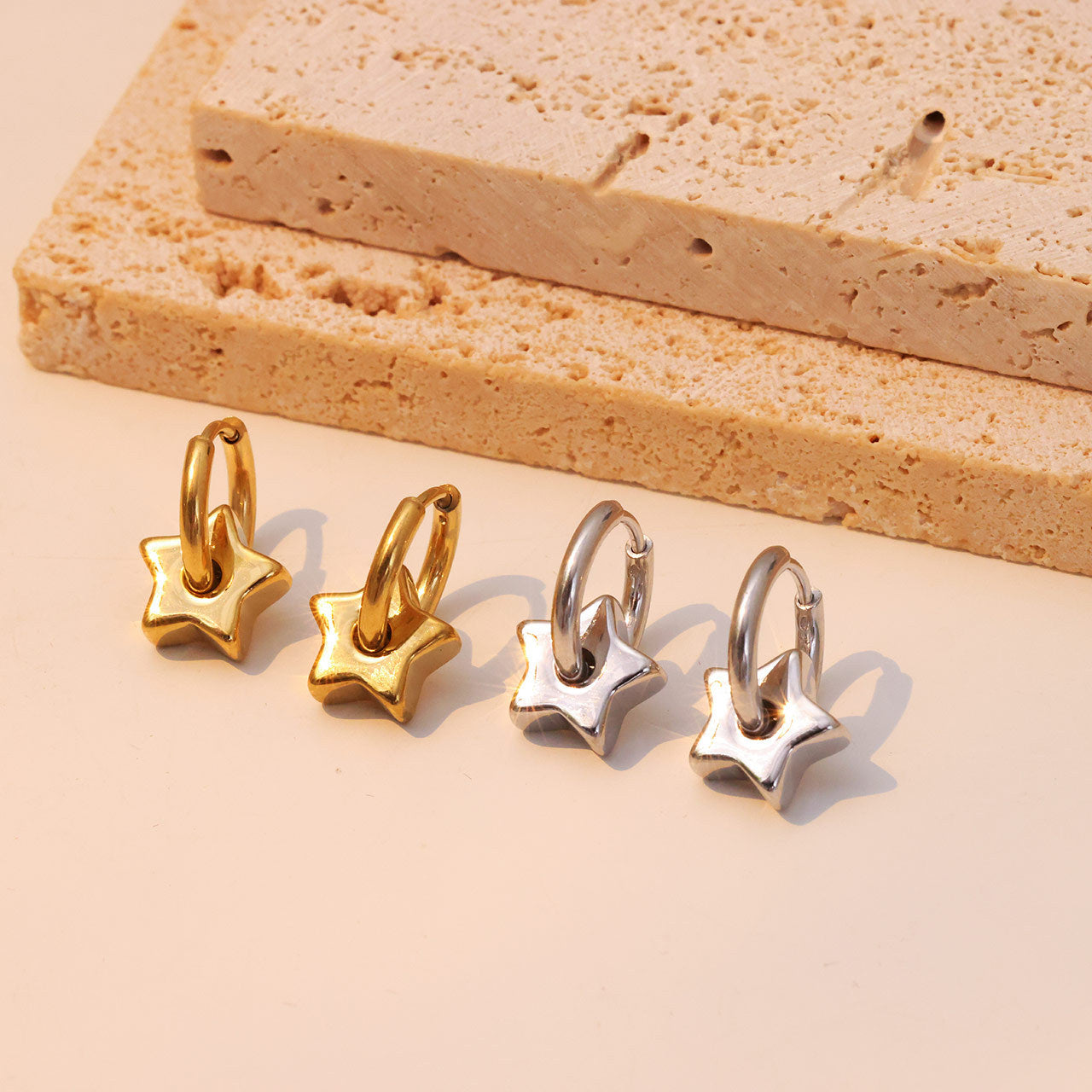 Boucles d'oreilles étoiles en acier titane assorties à la mode
