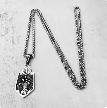 Collier rétro avec pendentif en acier et titane, bouclier croisé