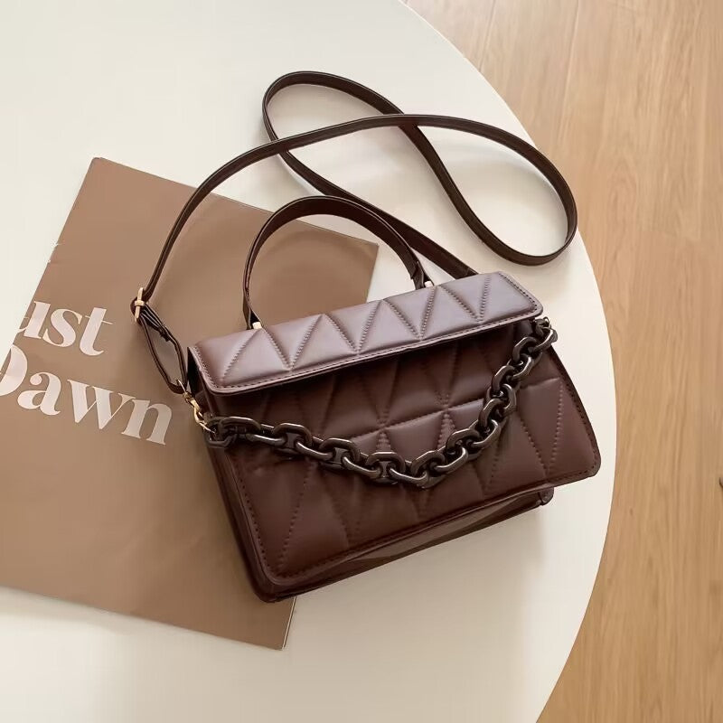 Bolso bandolera de hombro con textura simple y moderno