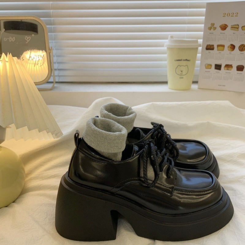 Petites chaussures en cuir noires à talons hauts et plateforme à talons épais pour femmes